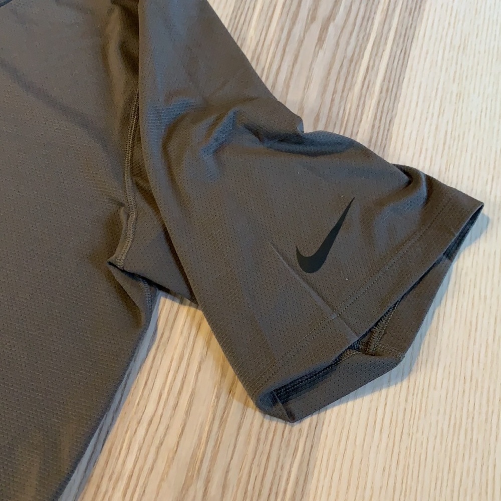 Nike Men’s Utility Short-Sleeve Training Top - Picture 3 of 4